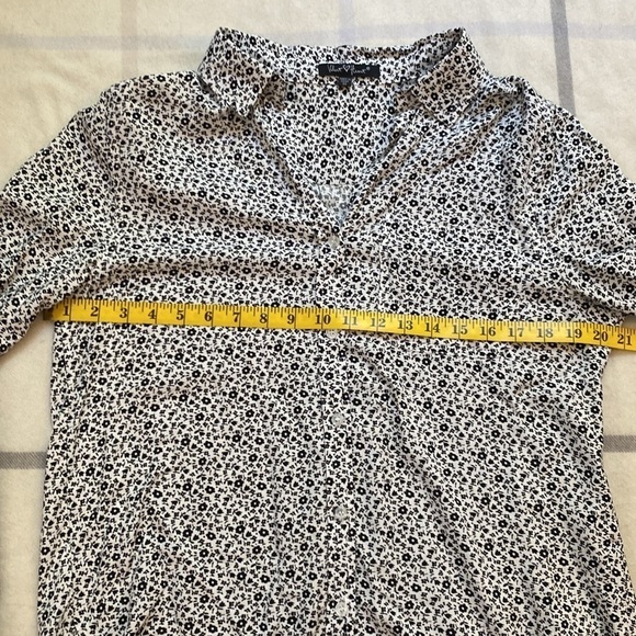 Velvet Heart Black and White Flower Print Button Down Blouse Size Medium - Picture 9 of 12